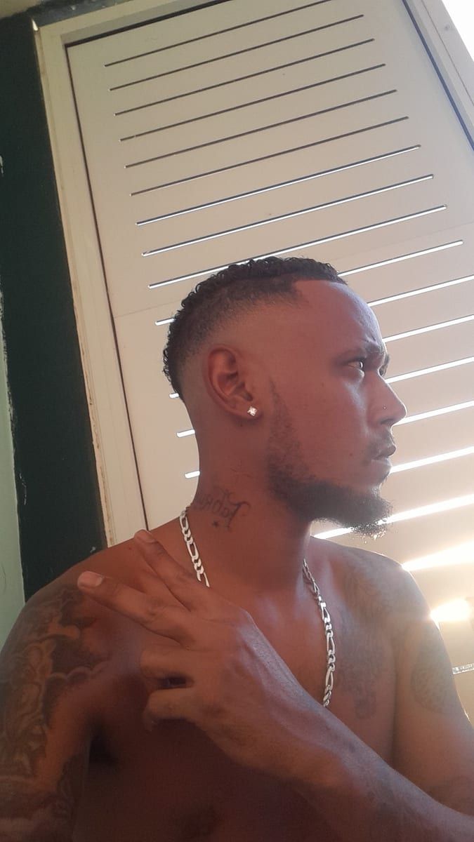 Aimene - Jeune gay à Vessy Profil de Aimene, 44 ans, Jeune gay à Vessy (Genève)