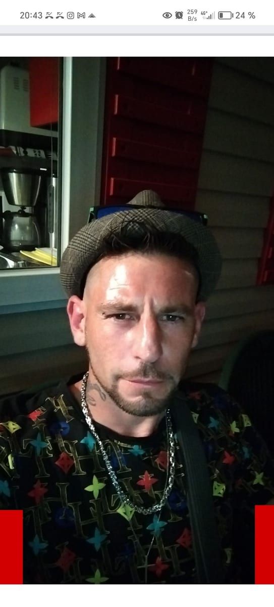 Housseine - Jeune gay à Vernier Profil de Housseine, 30 ans, Jeune gay à Vernier (Genève)