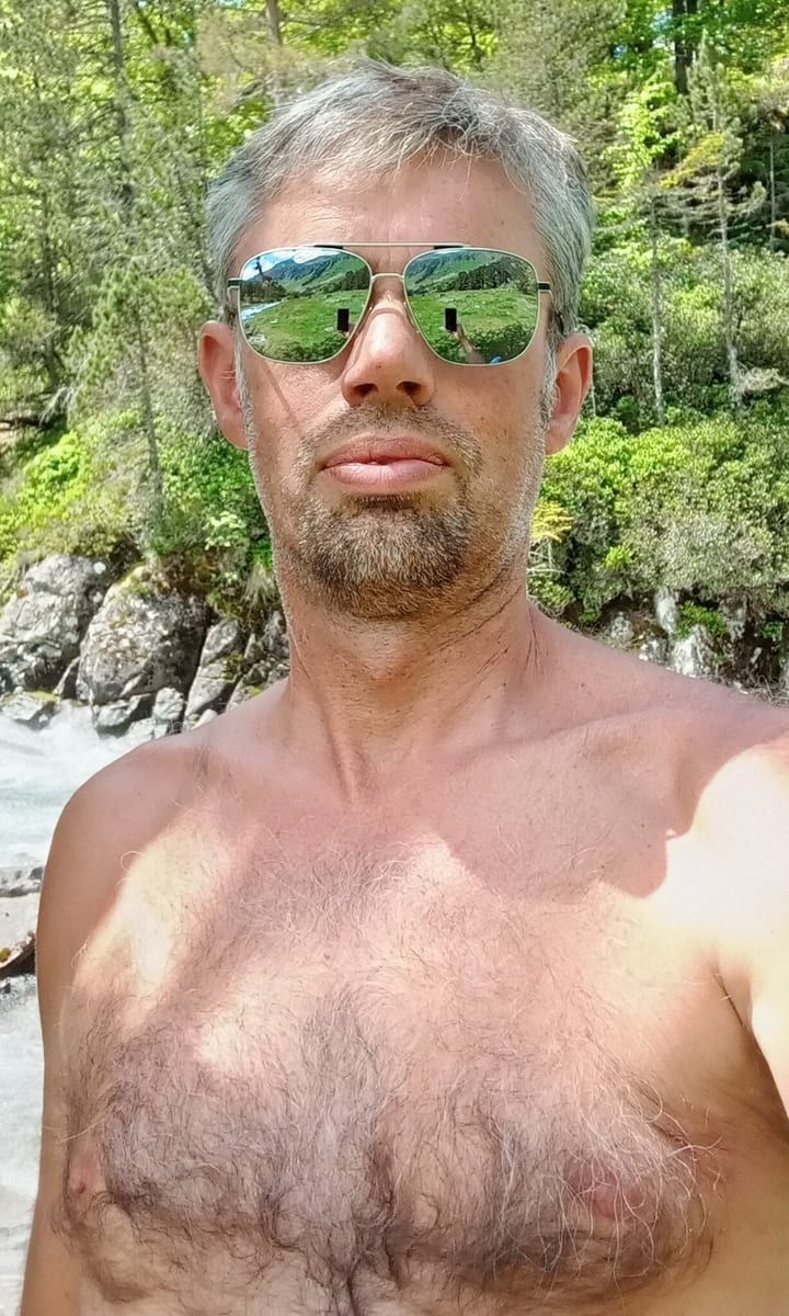 Profil de Néo, 24 ans, Jeune gay à Collombey (Valais)